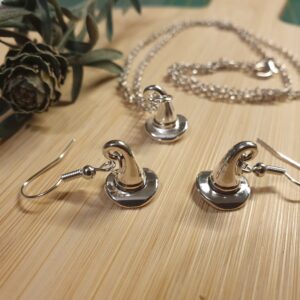 Set van zilveren heksenhoedjes, ketting en oorbellen