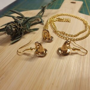 Set van gouden heksenhoedjes, ketting en oorbellen
