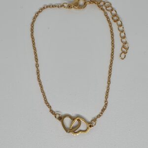 Armband goudkleurig met 2 hartjes