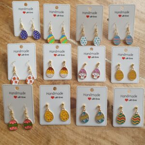 Oorbellen met diverse soorten paasfiguurtjes