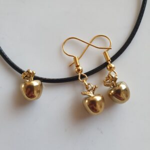 Setje oorbellen en ketting met appels