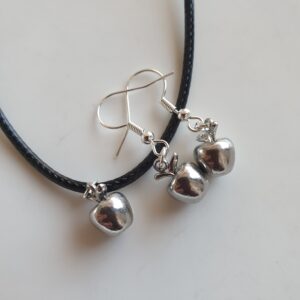 Setje oorbellen en ketting met appels